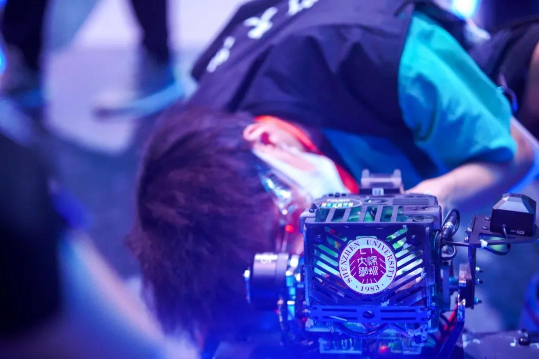  深大RP機器人出演《我和我的父輩》